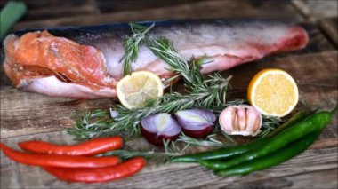 kırmızı balık ham ve taze sebzeler