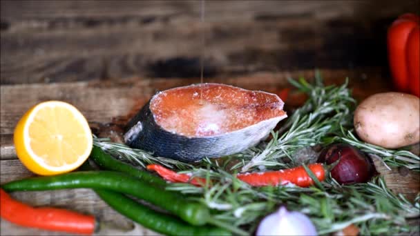 Verduras Frescas Sobre Mesa — Vídeos de Stock