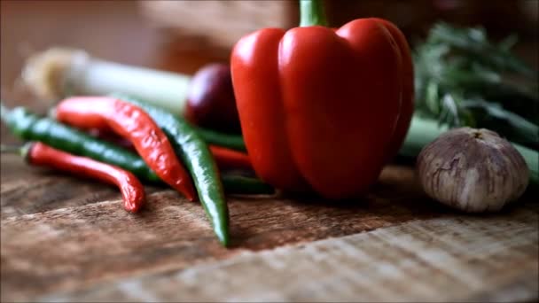 Verduras Frescas Sobre Mesa — Vídeo de stock