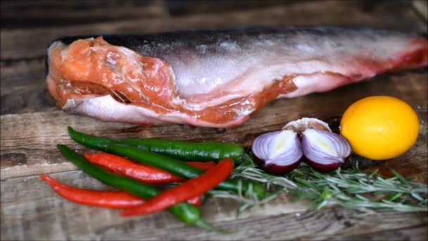 Röd Fisk Råa Och Färska Grönsaker — Stockvideo