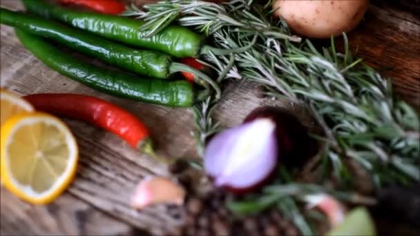 Verduras Frescas Sobre Mesa — Vídeo de stock