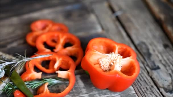 Verduras Frescas Sobre Mesa — Vídeo de stock