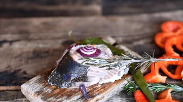 用新鲜蔬菜烤的红鱼 — 图库视频影像