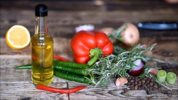 Verduras Frescas Sobre Mesa — Vídeo de stock