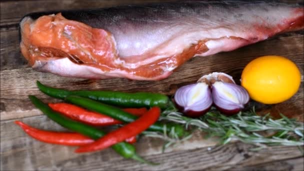 Peixe Vermelho Vegetais Crus Frescos — Vídeo de Stock