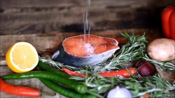 Roter Fisch Roh Und Frisches Gemüse — Stockvideo