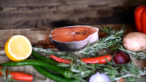 Kırmızı Balık Ham Taze Sebzeler — Stok video