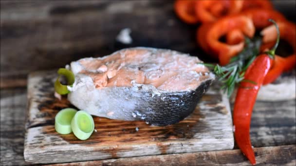 Roter Fisch Gebacken Mit Frischem Gemüse — Stockvideo