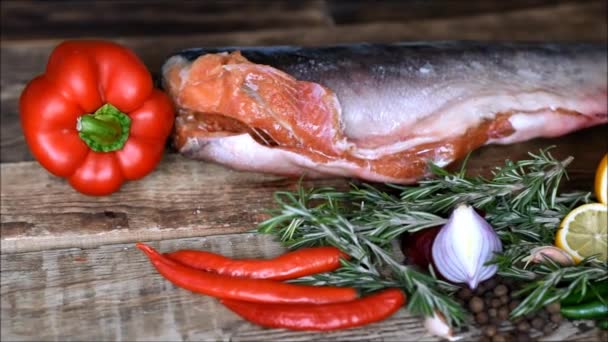 Pescado Rojo Verduras Crudas Frescas — Vídeos de Stock