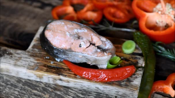 Pescado Rojo Horno Con Verduras Frescas — Vídeo de stock