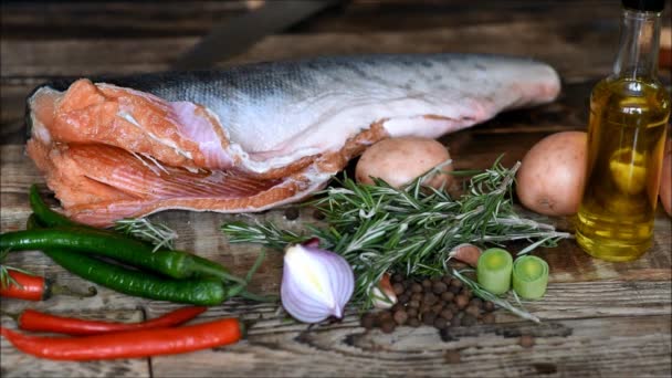 Pescado Rojo Verduras Crudas Frescas — Vídeos de Stock