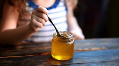 Bir çocuğun elinde bal ile banka