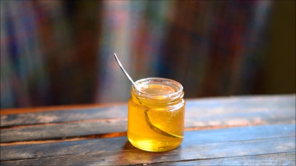 蜂蜜在玻璃瓶里 — 图库视频影像