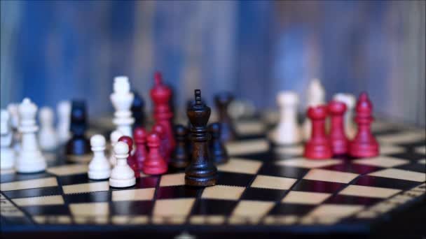 Шахові Фігури Падають Шахівницю — стокове відео