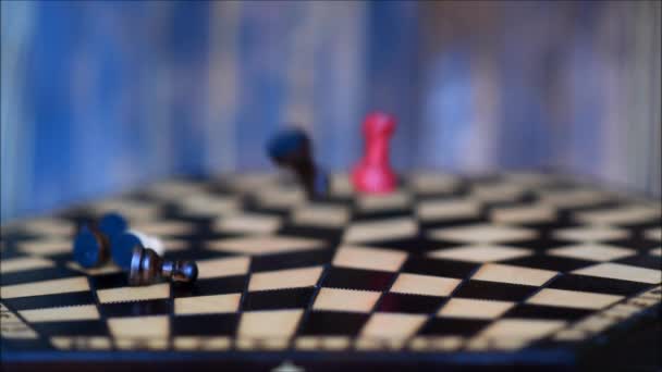 Πιόνια Σκακιού Που Εμπίπτουν Στη Σκακιέρα — Αρχείο Βίντεο