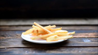 Tabakta patates kızartması