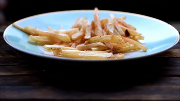Tabakta Patates Kızartması — Stok video