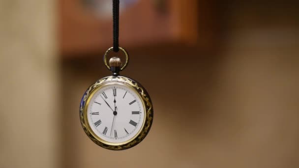 Reloj Bolsillo Vintage Suspendido Cordón Oscilando Como Péndulo — Vídeos de Stock