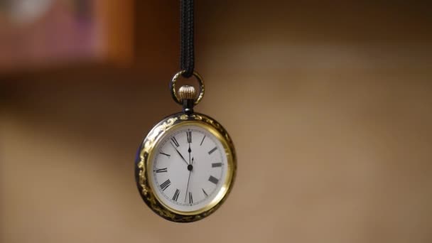 Reloj Bolsillo Vintage Suspendido Cordón Oscilando Como Péndulo — Vídeos de Stock