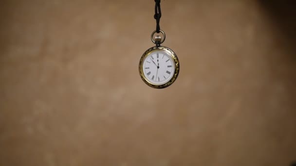 Relógio Bolso Vintage Suspenso Cabo Balançando Como Pêndulo — Vídeo de Stock