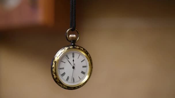 Reloj Bolsillo Vintage Suspendido Cordón Oscilando Como Péndulo — Vídeos de Stock