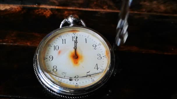 Het Water Stroomt Het Gebroken Vintage Zakhorloges — Stockvideo