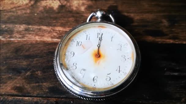 Água Flui Nos Relógios Bolso Vintage Quebrados — Vídeo de Stock