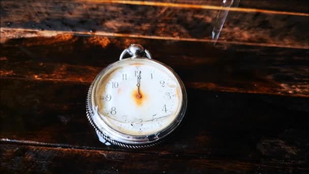 Água Flui Nos Relógios Bolso Vintage Quebrados — Vídeo de Stock