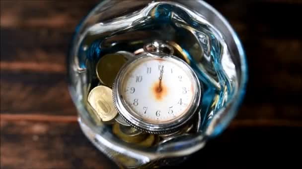 Reloj Bolsillo Vintage Mesa Madera — Vídeos de Stock