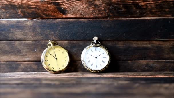 Reloj Bolsillo Vintage Mesa Madera — Vídeos de Stock