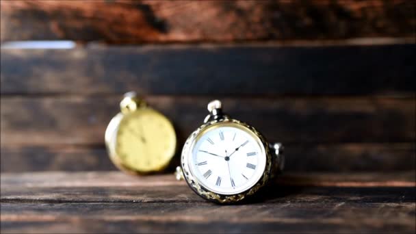 Reloj Bolsillo Vintage Mesa Madera — Vídeo de stock