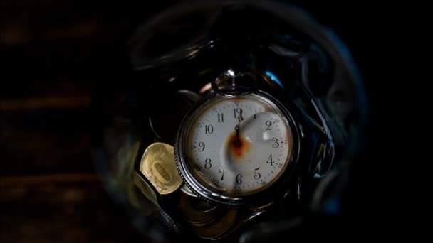 Reloj Bolsillo Vintage Mesa Madera — Vídeo de stock