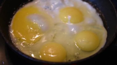 Tavada kızarmış yumurta.