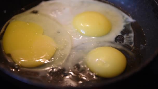 Goreng Telur Dalam Panci Goreng — Stok Video