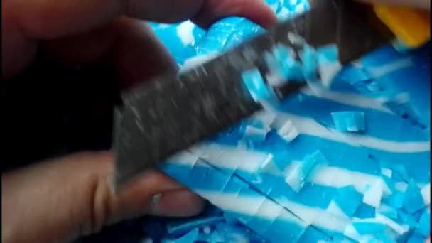 Kék Szappan Darabok Egy Késsel — Stock videók