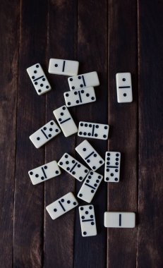 ahşap bir masa üzerinde beyaz Domino