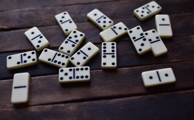 ahşap bir masa üzerinde beyaz Domino