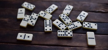 ahşap bir masa üzerinde beyaz Domino