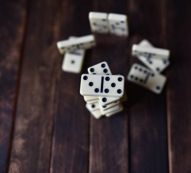 ahşap bir masa üzerinde beyaz Domino