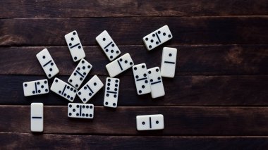 ahşap bir masa üzerinde beyaz Domino