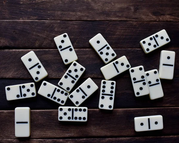 ahşap bir masa üzerinde beyaz Domino
