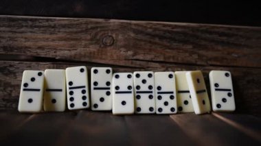 ahşap bir masa üzerinde Domino