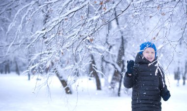 bir çocuk kar ile oynayan bir kış parkta