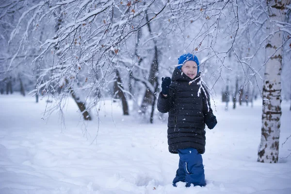Bambino Parco Invernale Che Gioca Con Neve — Foto Stock