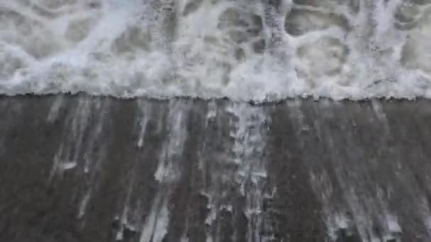 Acqua Nel Fiume Scorre Schiume — Video Stock