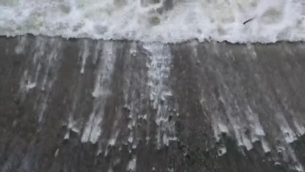 Acqua Nel Fiume Scorre Schiume — Video Stock