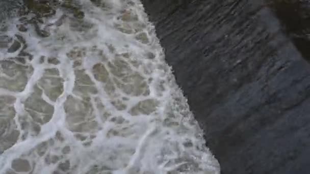 川の流れと発泡体を水します — ストック動画