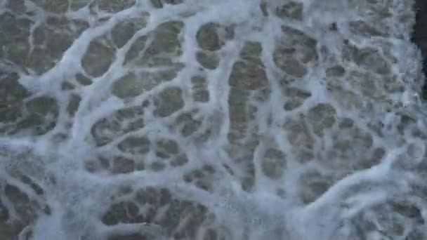 川の流れと発泡体を水します — ストック動画