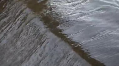 su Nehri akar ve köpükler
