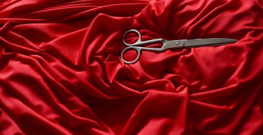 kırmızı kumaş kıvrımları terzinin makaslar